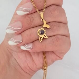 Collar TE AMO 100 Idiomas Mini Colibri Acero Dorado